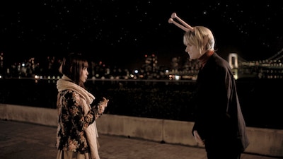 迫真の演技を披露するしょこたんと、久々に宇宙人に扮したセイン・カミュ。