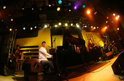 東京・渋谷duo MUSIC EXCHANGEで12月7日に行なわれた末光篤のライブの模様。