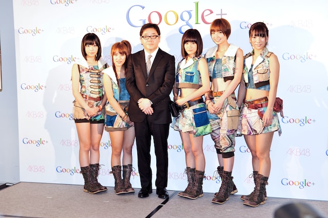 写真左から指原莉乃、高橋みなみ、秋元康、前田敦子、篠田麻里子、高城亜樹。