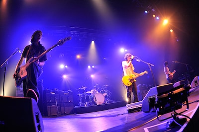 「BUMP OF CHICKEN 2011-12 TOUR『GOOD GLIDER TOUR』」初日公演の様子。（写真：KAZUMICHI KOKEI）