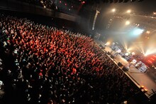 「BUMP OF CHICKEN 2011-12 TOUR『GOOD GLIDER TOUR』」初日公演の様子。（写真：KAZUMICHI KOKEI）