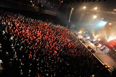 「BUMP OF CHICKEN 2011-12 TOUR『GOOD GLIDER TOUR』」初日公演の様子。（写真：KAZUMICHI KOKEI）