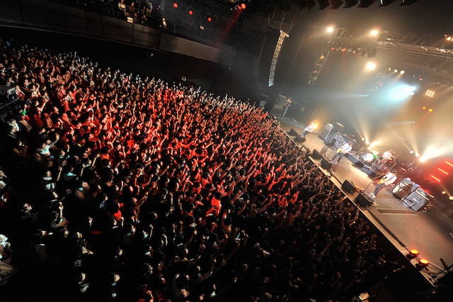 「BUMP OF CHICKEN 2011-12 TOUR『GOOD GLIDER TOUR』」初日公演の様子。（写真：KAZUMICHI KOKEI）