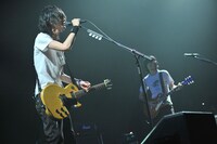 「BUMP OF CHICKEN 2011-12 TOUR『GOOD GLIDER TOUR』」初日公演の様子。（写真：KAZUMICHI KOKEI）