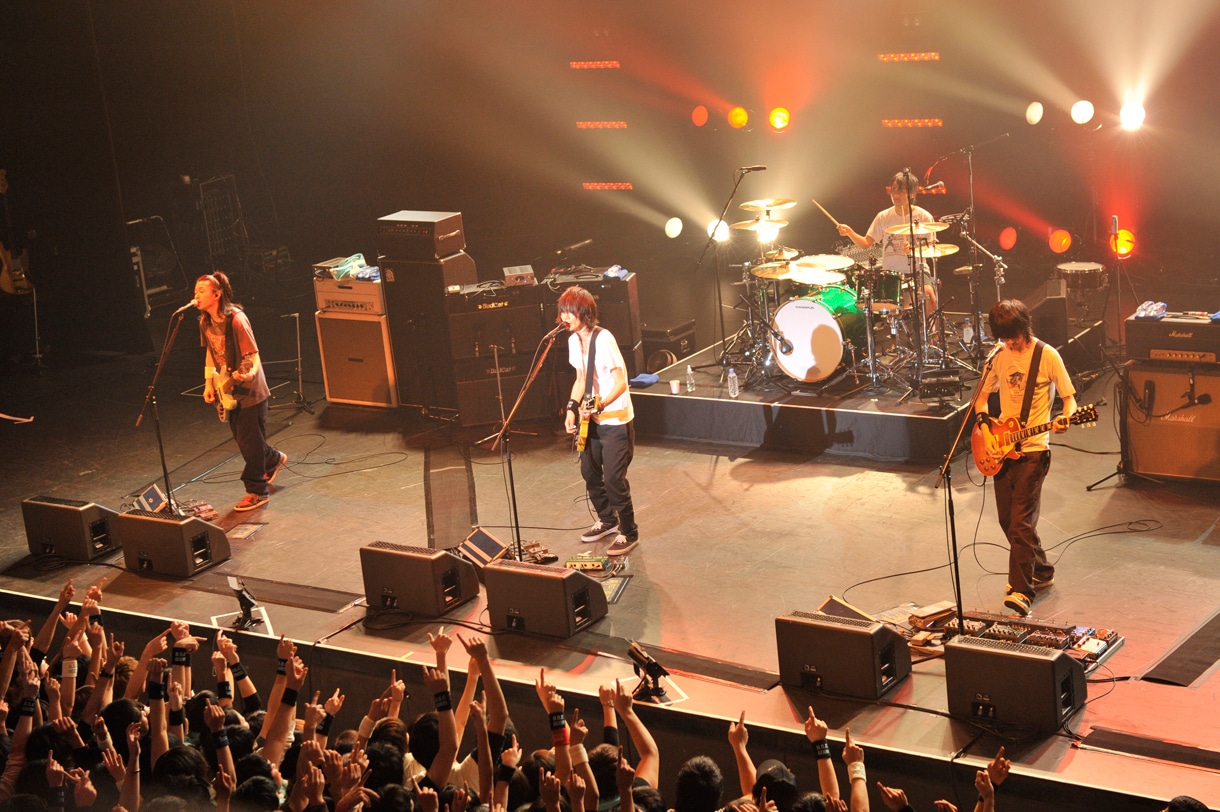今週の人気の画像5位は「BUMP OF CHICKENツアー開幕『みんなに会えてうれしい』」より、BUMP OF CHICKEN。（写真：KAZUMICHI KOKEI）