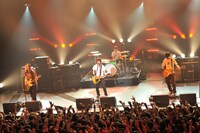 「BUMP OF CHICKEN 2011-12 TOUR『GOOD GLIDER TOUR』」初日公演の様子。（写真：KAZUMICHI KOKEI）