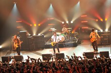 「BUMP OF CHICKEN 2011-12 TOUR『GOOD GLIDER TOUR』」初日公演の様子。（写真：KAZUMICHI KOKEI）