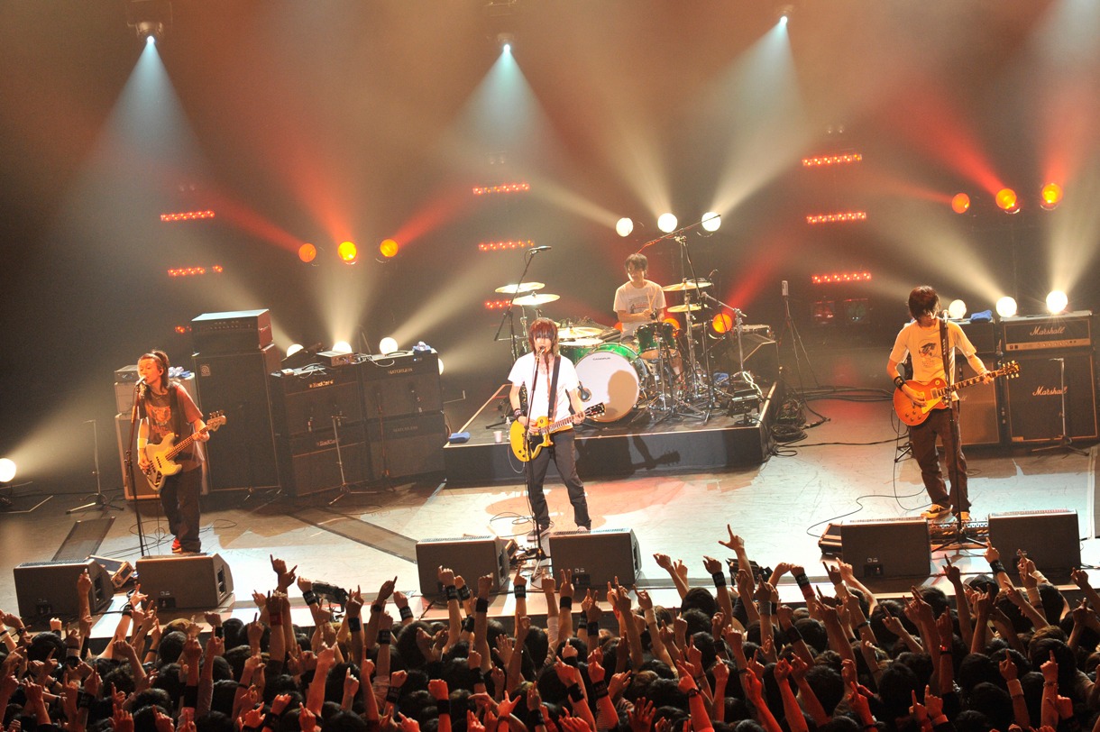 今週の人気の画像9位は「BUMP OF CHICKENツアー開幕『みんなに会えてうれしい』」より、BUMP OF CHICKEN。（写真：KAZUMICHI KOKEI）