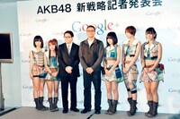 Google Inc. 製品管理担当副社長ブラッドリー・ホロウィッツ（写真中央）を囲んでフォトセッション。