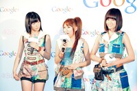 写真左から指原莉乃、高橋みなみ、前田敦子。