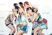 Google+にアップする写真を撮影するAKB48。