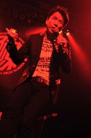 MCで「男って犬みたいなもんで、同じ匂いがすると近付いて匂いを嗅ぎあうんですよね。で、團長も同じ匂いがするんだよね」と氣志團にシンパシーを感じていることを明かしたフミヤ（撮影：小川舞）。