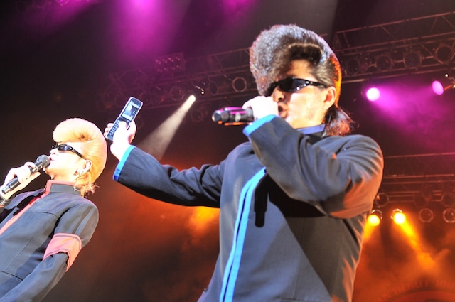 自分のスキャンダルをとつとつと告白する綾小路と、それを写メでパパラッチする早乙女（撮影：小川舞）。