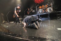 アンコールでの失態を土下座で詫びる綾小路翔と早乙女光（撮影：小川舞）。