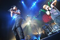 フミヤはアンコールのMCで氣志團に「そんだけ動いてるのになんで髪型乱れないの？」と質問（撮影：小川舞）。