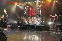 メンバーが着用しているTシャツは木梨憲武のデザインによるもの。（撮影：小川舞）。