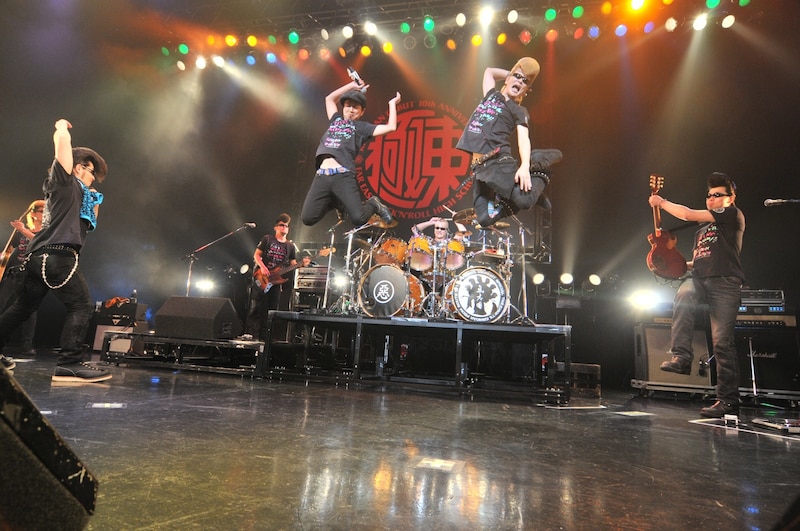 メンバーが着用しているTシャツは木梨憲武のデザインによるもの。（撮影：小川舞）。