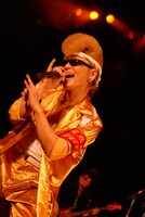 小ネタ満載のパフォーマンスを繰り広げた綾小路（撮影：小川舞）。