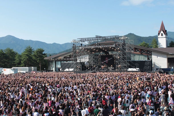 7月23日に山梨・富士急ハイランドコニファーフォレストで行われたフリーライブの模様。