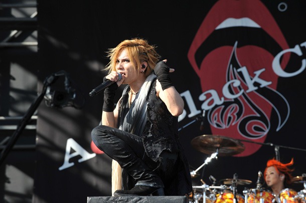7月23日に山梨・富士急ハイランドコニファーフォレストで行われたフリーライブの模様。