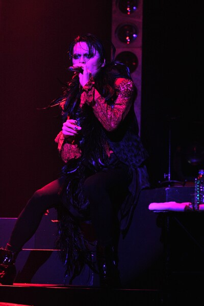 昨日12月8日、BUCK-TICKは全国ツアー「TOUR2011“うたかたのRAZZLE DAZZLE”」の振替公演をZepp Tokyoで開催。写真は当日のライブの様子。