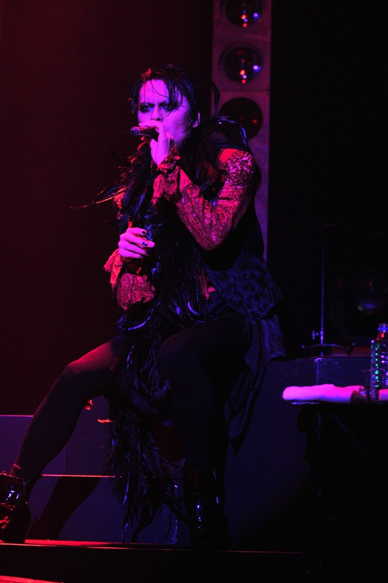 昨日12月8日、BUCK-TICKは全国ツアー「TOUR2011“うたかたのRAZZLE DAZZLE”」の振替公演をZepp Tokyoで開催。写真は当日のライブの様子。