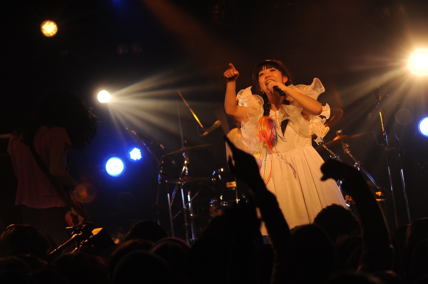 年末から年明けにかけてさまざまなライブイベントに出演するSEBASTIAN X。スケジュールはオフィシャルサイトで確認を。