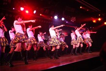 「AKB48」を披露したチーム研究生。 (C)AKS