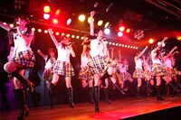 「AKB48」を披露したチーム研究生。 (C)AKS