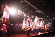 「AKB48」を披露したチーム研究生。 (C)AKS