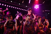 公演オープニングで「上からマリコ」をパフォーマンスするAKB48じゃんけん選抜メンバー。 (C)AKS