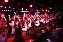 アンコールの最後に「桜の花びらたち」を披露するAKB48。 (C)AKS