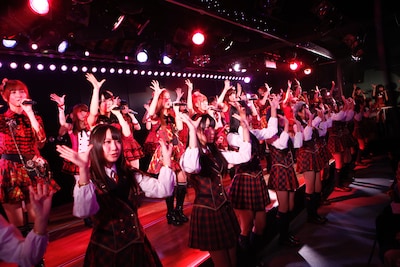 アンコールの最後に「桜の花びらたち」を披露するAKB48。 (C)AKS