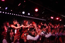 「桜の花びらたち」を披露するAKB48。 (C)AKS