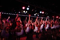 「桜の花びらたち」を披露するAKB48。 (C)AKS