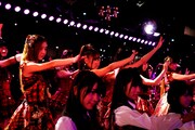 「桜の花びらたち」を披露するAKB48。 (C)AKS