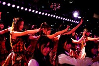 「桜の花びらたち」を披露するAKB48。 (C)AKS