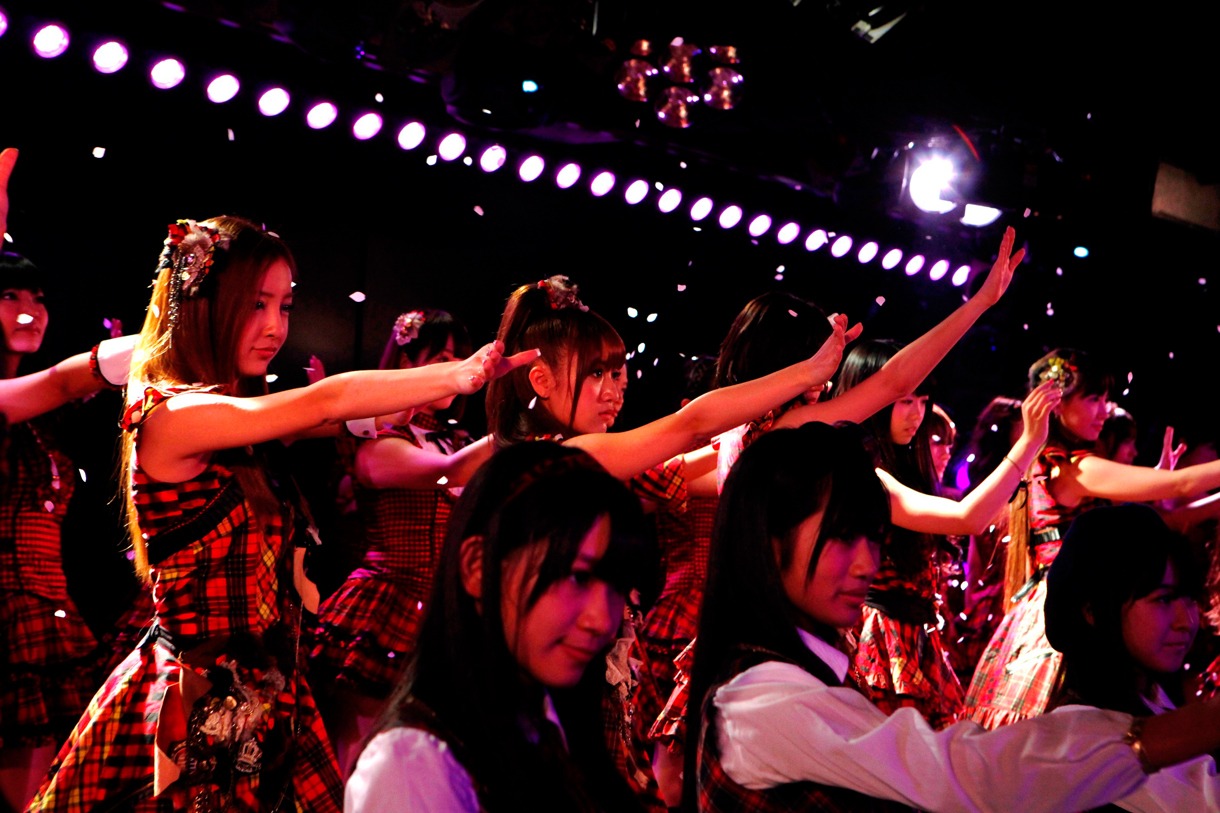 「桜の花びらたち」を披露するAKB48。 (C)AKS