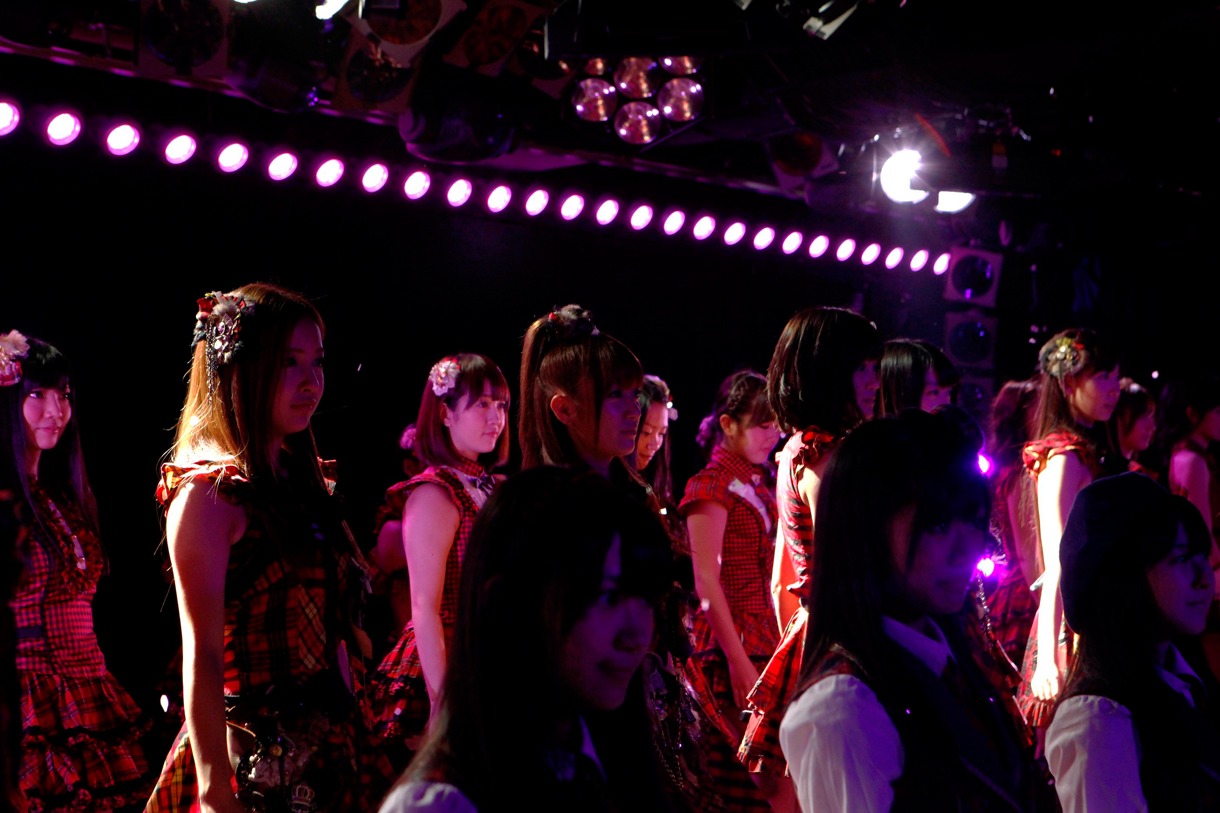 「桜の花びらたち」を披露するAKB48。 (C)AKS