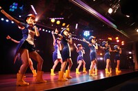 「走れ！ペンギン」を披露するチーム4。 (C)AKS