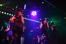 「隣人は傷つかない」を披露するチームA。 (C)AKS