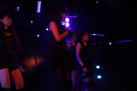 「隣人は傷つかない」を披露するチームA。 (C)AKS