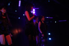 「隣人は傷つかない」を披露するチームA。 (C)AKS