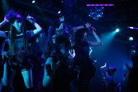 「隣人は傷つかない」を披露するチームA。 (C)AKS