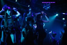 「隣人は傷つかない」を披露するチームA。 (C)AKS