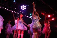 「呼び捨てファンタジー」を披露するチームB。 (C)AKS