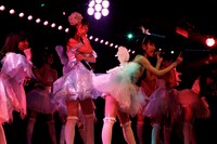 「呼び捨てファンタジー」を披露するチームB。 (C)AKS