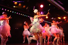 「呼び捨てファンタジー」を披露するチームB。 (C)AKS