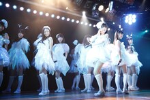 「呼び捨てファンタジー」を披露するチームB。 (C)AKS