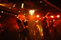 「ゼロサム太陽」を披露するチームK。 (C)AKS